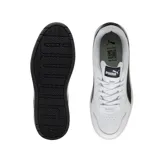 Championes urbanos Puma Court Lally Skye, color blanco con detalles en negro, confeccionados con materiales reciclados y plantilla SoftFoam+. Presentan una base tipo plataforma y cordones. Código: 400368