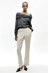 Pantalón negro de tiro alto con pernera recta, bolsillos frontales y falsos bolsillos con solapa en la espalda. Incluye cinturón marrón de cuero sintético.