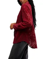 Camisa de manga larga color rojo oscuro, confeccionada en encaje floral con detalles en tela lisa (posiblemente satén) en el cuello, tapeta de botones y puños.