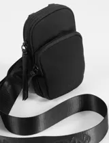 Porta celular negro de tela con bolsillo frontal y correa larga para cruzar.