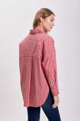 Camisa a rayas verticales rojas y blancas, de corte holgado y mangas largas con puños abotonados.