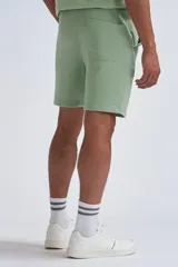 Bermuda deportiva verde con cintura elástica y cordón ajustable.