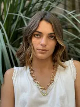 Collar dorado con eslabones grandes ovalados y cierre de mosquetón.