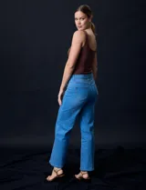 Jean de pierna ancha, color azul, marca Angels of Difference. Pretina con pasadores, botón y cierre. Delantera y trasera con bolsillos.