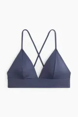 Top de bikini azul con copas de triángulo con relleno extraíble, breteles finos ajustables y tiras cruzadas en la espalda.