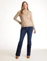 Polera tejida en hilado fino color verde oscuro, de manga larga con tajo en el puño y cuello alto.