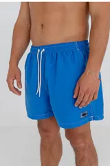 Short de baño celeste con cintura elástica y cordón ajustable.
