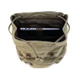 Mochila de tela canvas color verde oliva con tapa y detalles en símil cuero marrón. Cierre superior marinero, bolsillos internos, externos frontal, laterales y trasero con cierre. Asas rígidas, correas ajustables y espacio para laptop de 15".