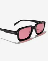 Gafas de sol unisex Hawkers modelo Point, con montura rectangular negra y lentes color cereza.