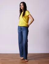 Buzo amarillo tejido en hilado fino, con cuello redondo y mangas cortas.