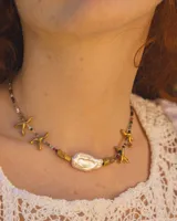 Collar corto con cuentas de piedra natural multicolor, perlas de río irregulares y dijes de bronce con forma de coral.