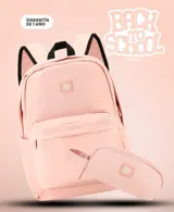 Mochila color beige con un diseño sencillo, incluye cartuchera a juego.