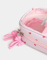 Cartuchera de poliuretano estampada con diseño de objetos personales, con ventana de PVC y compartimentos. Incluye cierre superior y tiradores de goma con forma de moño.