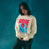 Buzo color crema con estampa frontal de Biggie Smalls con letras rojas y azules.