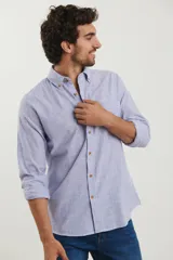 Camisa de manga larga a rayas verticales finas color blanco y gris, con cuello abotonado y bolsillo en el pecho.