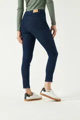 Jean skinny negro de tiro alto y largo a los tobillos, confeccionado en algodón con elastano.