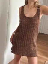Vestido corto de tejido de punto, color marrón con hilos dorados (lurex) que le dan un brillo sutil. Diseño de tirantes anchos y escote redondo.