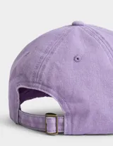 Gorra de gabardina color negro con bordado frontal en letras blancas.