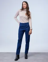 Jegging de algodón elastizado color negro, con pretina ancha elastizada, bolsillos delanteros simulados y bolsillos traseros aplicados.