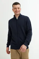 Campera liviana azul marino de algodón, con cuello alto y cierre frontal.