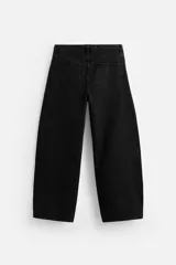 Pantalón de jean negro de corte amplio, estilo balloon fit, con cinco bolsillos, efecto lavado y cierre frontal con botones.