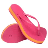 Ojotas Havaianas modelo Slim, color beige con tiras finas metálicas color oro rosado. La suela es texturizada con patrón de arroz.