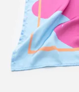 Pañuelo cuadrado de satén con estampado abstracto en tonos azul claro, fucsia y naranja.