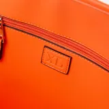 Bolso tote transparente de PVC color naranja con detalles en cuero sintético color naranja. Incluye un monedero interno desmontable con cierre.