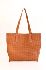 Bolso tipo tote de cuero color marrón con diseño tejido.