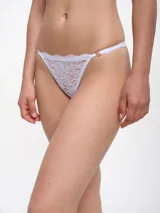 Colaless de encaje color rosado con detalle de aro metálico dorado en el lateral.