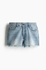 Short de jean celeste con tiro alto, cinco bolsillos y ruedo desflecado.