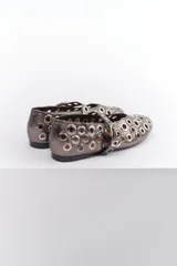 Ballerinas plateadas con múltiples ojalillos y tira con hebilla.