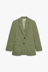 Blazer verde oliva de Zara Woman Collection, con cuello solapa, manga larga, bolsillos de vivo con solapa y cierre frontal con botones.