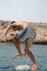 Short de baño para hombre con elástico en la cintura, tres bolsillos (dos laterales y uno trasero), tela con 10% spandex y secado rápido con doble costura de seguridad. Interior con mesh hipoalergénico y accesorios waterproof.