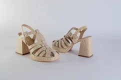 Sandalias de cuero color beige con tiras tipo gladiadora, plataforma y taco cuadrado.