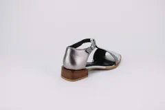 Sandalias de cuero color blanco con detalles dorados, taco bajo de madera y tira con hebilla al tobillo.