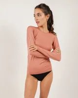 Camiseta de microfibra color verde esmeralda, de corte ajustado y mangas largas.