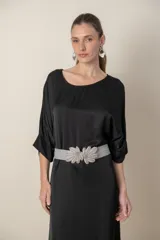 Vestido italiano tipo túnica de satén negro liso, de calce holgado.