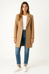 Tapado de poliéster color camel, de manga larga, con solapa y un botón frontal.