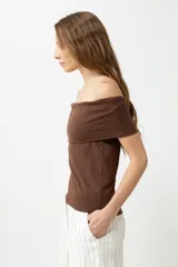 Remera blanca de manga corta con escote Bardot (hombros descubiertos) y calce ajustado.