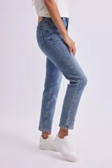 Pantalón de jean azul de corte recto, con tiro medio y lavado claro.