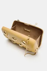 Bolso de mano tipo clutch color beige con apliques metálicos dorados. Incluye cadena metálica extraíble para usar como bandolera.