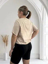 Remera celeste con efecto acid wash, corte holgado y mangas cortas.