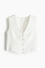 Chaleco de vestir blanco en mezcla de lino y viscosa con escote en V, botonadura frontal, trabilla ajustable en la espalda y forro interno.
