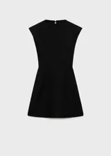 Vestido corto negro con cuello Perkins y corte peplum. Sin mangas y con cierre de botón en la parte posterior.