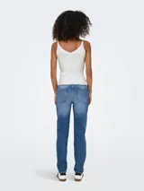 Top blanco de punto acanalado con escote en V, tirantes finos con hebillas metálicas doradas y diseño ajustado.