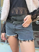 Short de denim gris con strass y terminación desflecada.