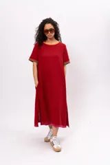 Vestido largo tipo remerón de manga corta, color rojo ladrillo con cuello redondo y puños en marrón.