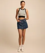 Musculosa sin mangas de poliamida seamless, con cuello redondo, acanalada y rayada horizontalmente en blanco y negro.