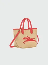 Bolso Longchamp modelo Le Panier Pliage, de paja color beige con detalles en cuero rojo, incluyendo asas y ribetes. Presenta un bordado de un caballo en rojo.